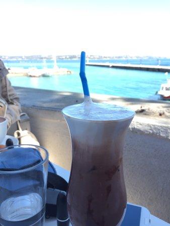 Roussos Cafe