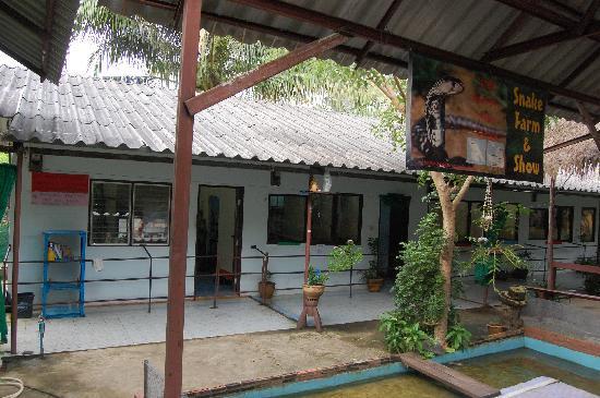 Mogli Snake Farm & Show